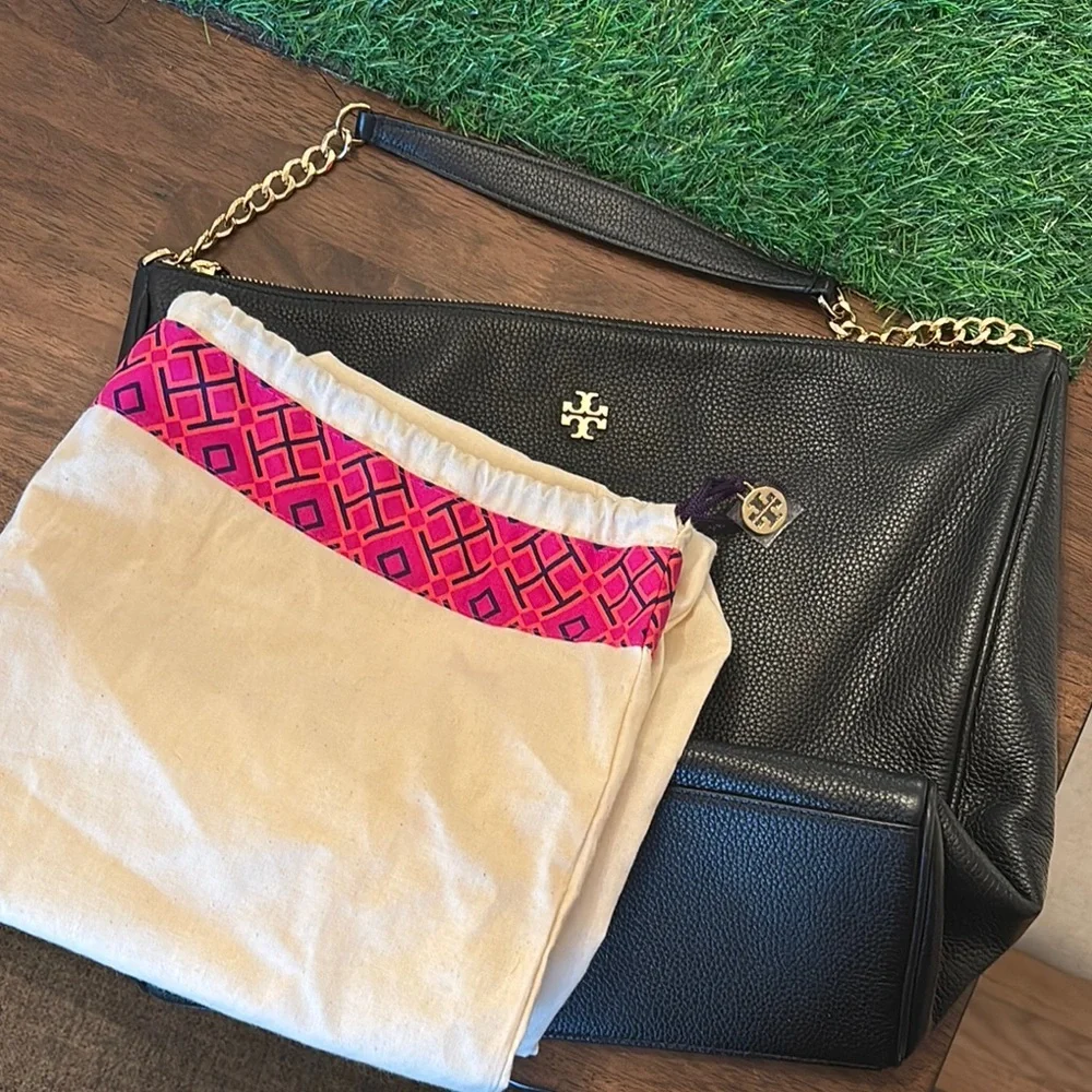 Black Leather Carter hobo Bag with Gold Chain by [Tory Burch]